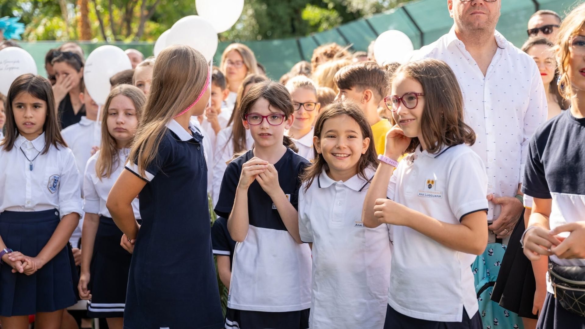 Elevi ai Școlii Ana Lugojana în uniformă, la festivitatea de început de an școlar